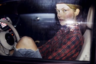 Junge Frau in Auto